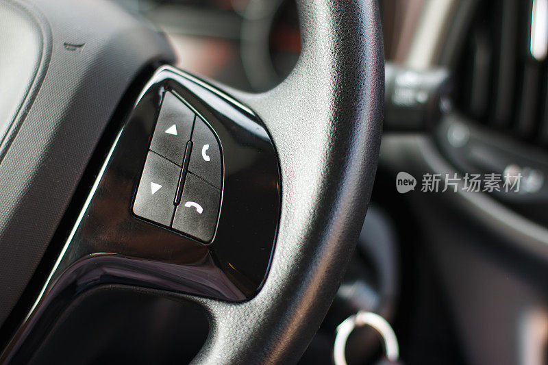 汽车方向盘上的语音电话功能控制按钮