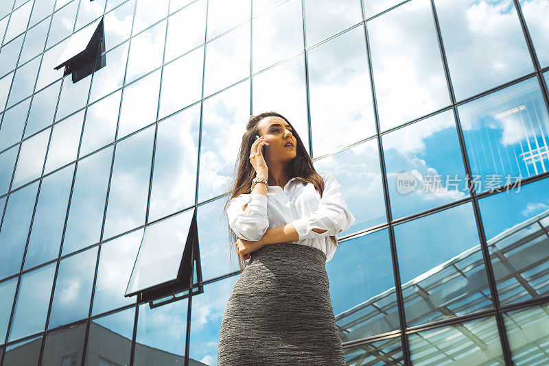 商务女性手机通话