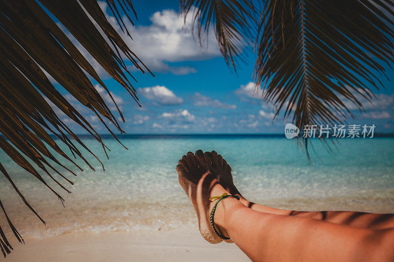 赤脚和马尔代夫风景优美的海滩