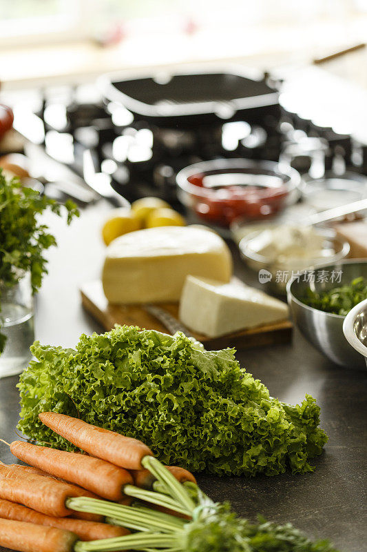 厨房柜台上的健康蔬菜