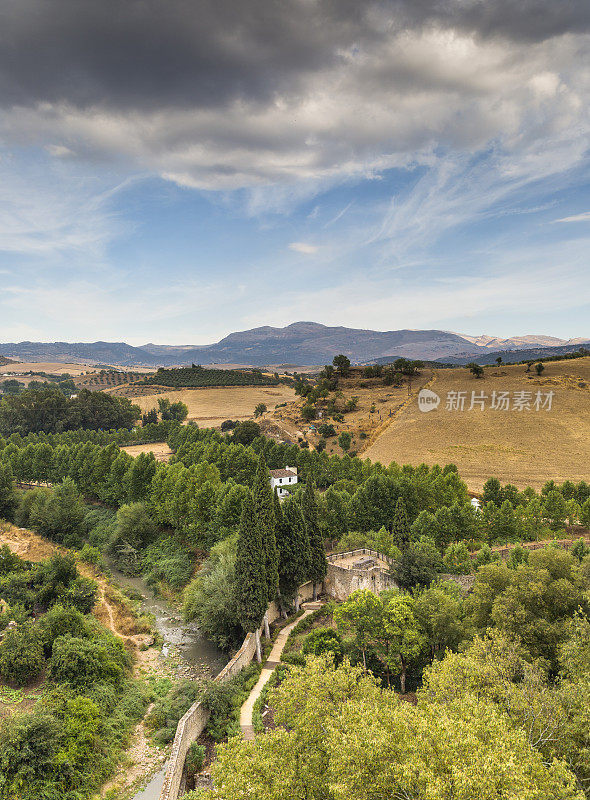 拉隆达景观与一些房子，在美丽的西班牙省Málaga在安达卢西亚。