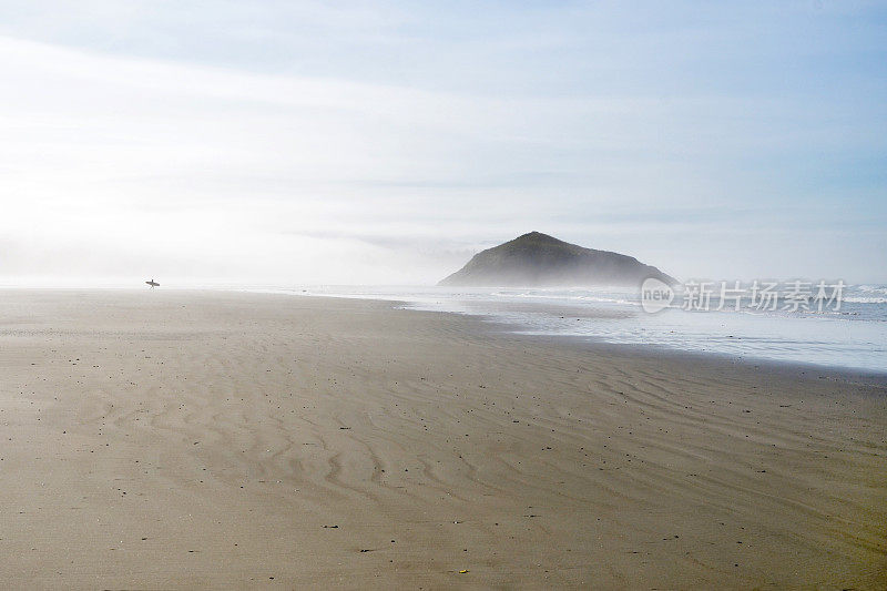 雾和冲浪者在长滩