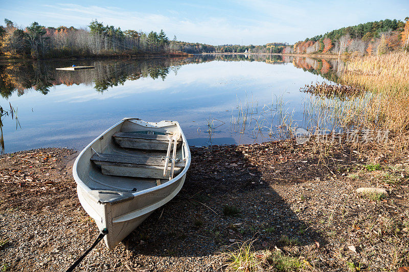 在加拿大马宏湾的秋天，在平静的湖面上划着小船和鸟筏