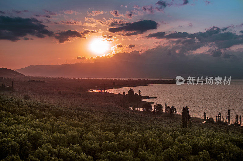 土耳其伊兹尼克湖的日落景色