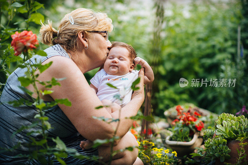 奶奶和婴儿在夏天的户外