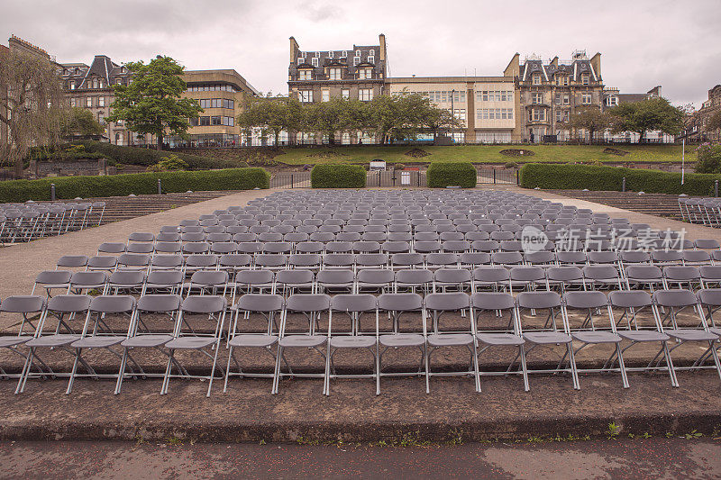 在英国苏格兰爱丁堡王子街花园的玫瑰乐队看台公园的空音乐会椅子