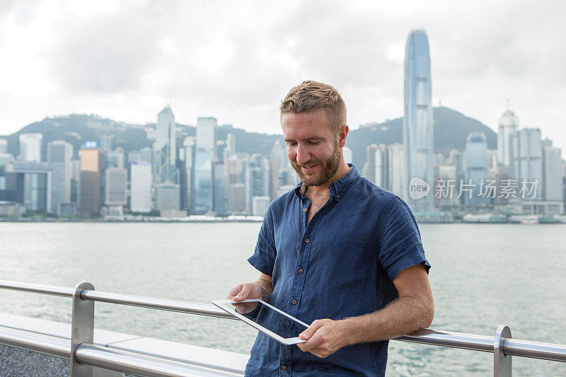 在香港使用数码平板电脑的年轻商人