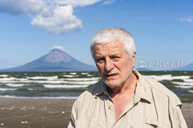 尼加拉瓜尼加拉瓜湖上的高级男子，背景是火山概念