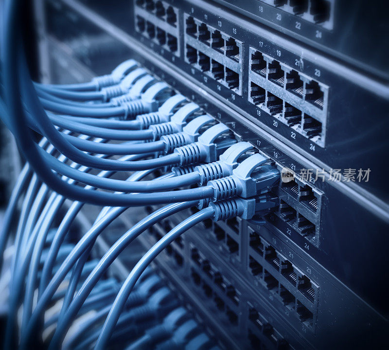 数据中心的网络面板、交换机和电缆
