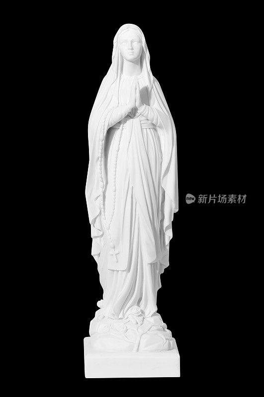 一尊虔诚的年轻女子在黑色背景上独自祈祷的雕像