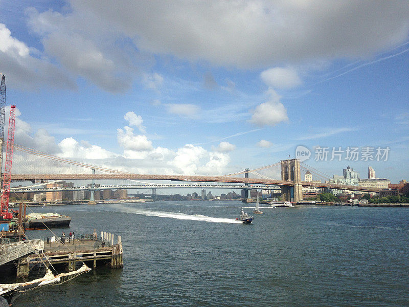 从南街海港看布鲁克林和曼哈顿大桥。