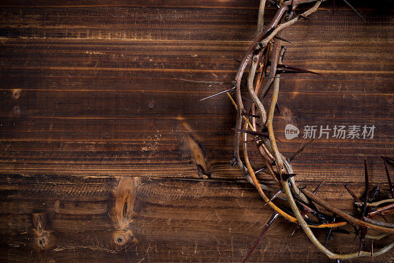 木制背景上的荆棘王冠——复活节