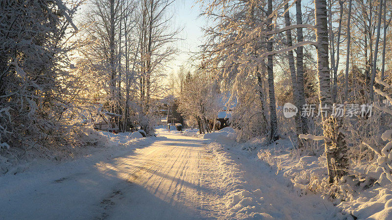 阳光明媚的雪路——瑞典达拉那小镇莫拉的一条路。