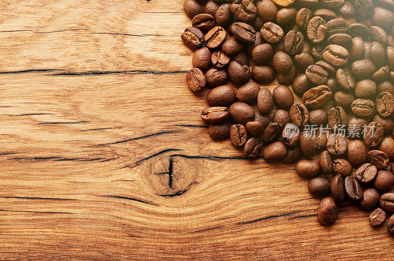 咖啡豆在垃圾木背景上