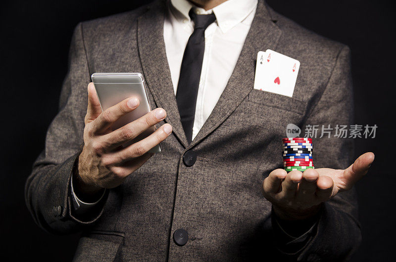 西装革履的男人口袋里揣着王牌，在线扑克