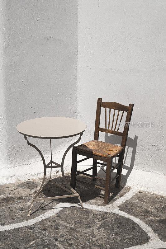 希腊圣托里尼岛的传统椅子和桌子