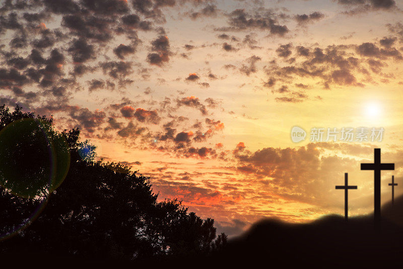 复活节，在山上有三个十字架的受难场景。