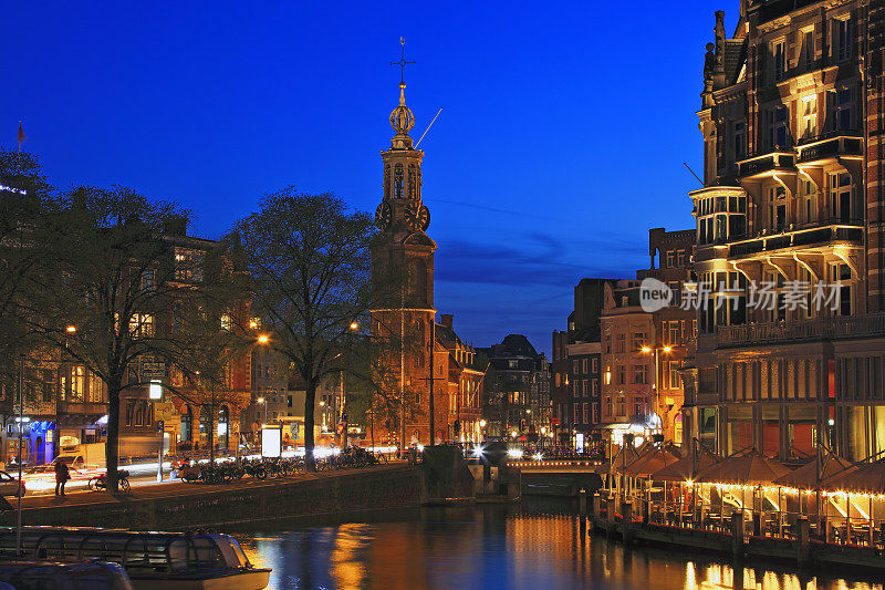 夜间运河船和桥，阿姆斯特丹，荷兰