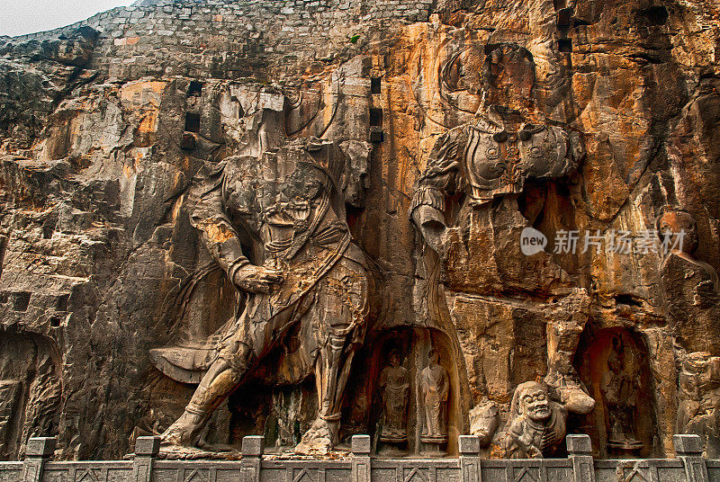 2007年10月28日，游客在中国洛阳参观龙门石窟。它是中国河南洛阳四大著名石窟之一。联合国教科文组织世界遗产。