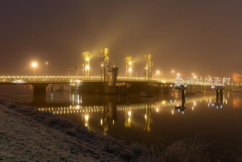 冬天的夜景在坎彭市桥在Overijssel，荷兰