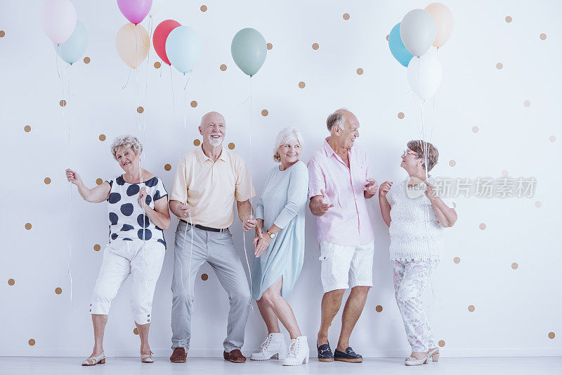 退休人员在派对上跳舞