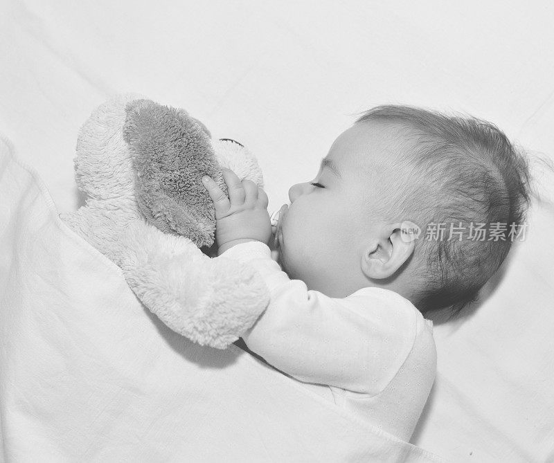 宝宝和泰迪熊睡觉