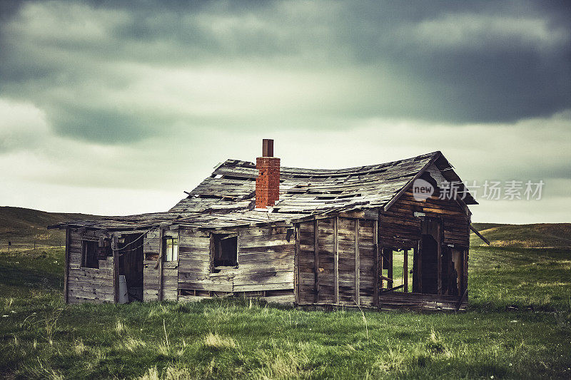 蒙大拿州大草原上的破旧农舍