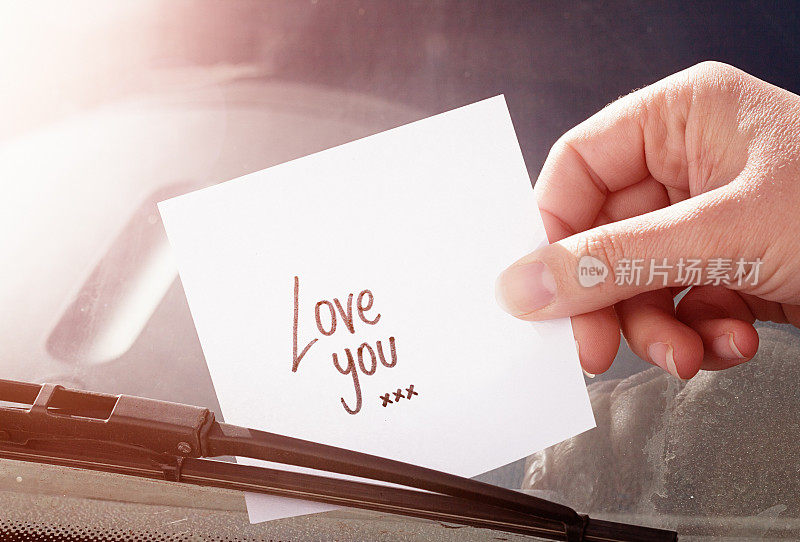 挡风玻璃上有一张匿名纸条写着“爱你xxx”