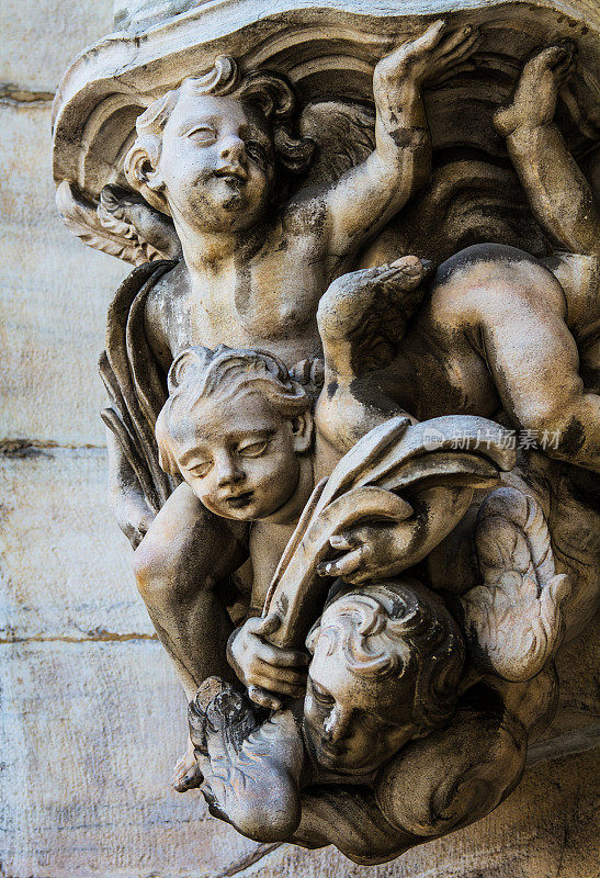 米兰大教堂的天使小雕像
