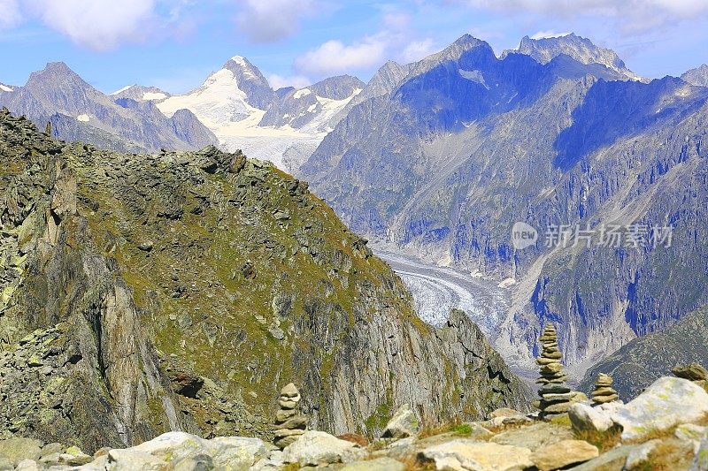 Inukshuks和极端地形景观:在地平线上的Jungfrau山丘上，田园诗般的Aletsch冰川冰碛和冰裂缝山谷，戏剧性的瑞士雪山，田园诗般的乡村，伯尔尼斯高地，瑞士阿尔卑斯山
