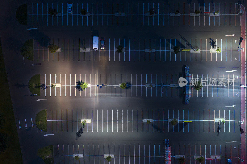 夜间鸟瞰图照明大型停车场