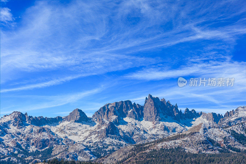 积雪覆盖的尖塔山脊加利福尼亚内华达山脉，加利福尼亚州