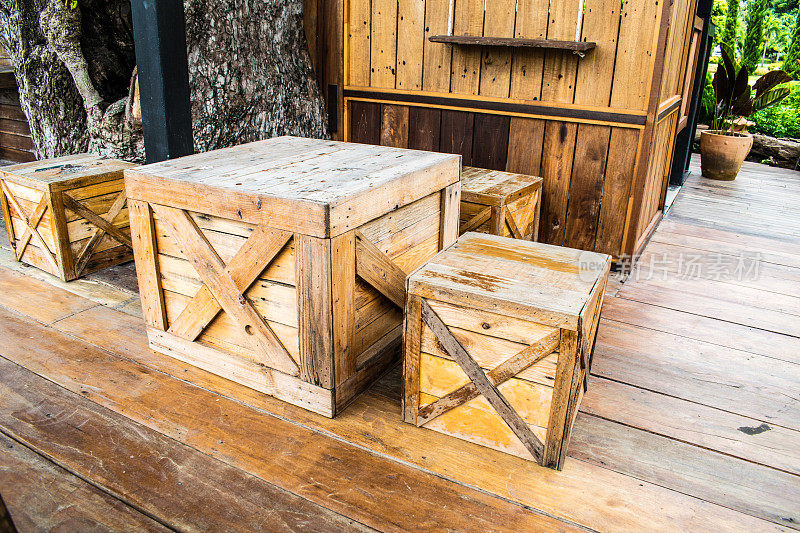 由木箱改装而成的椅子桌。