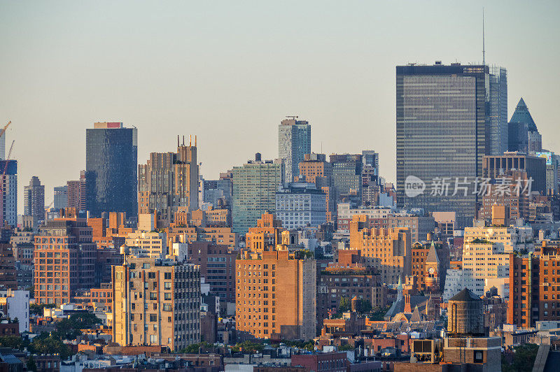 日落时分的纽约天际线和城市景观