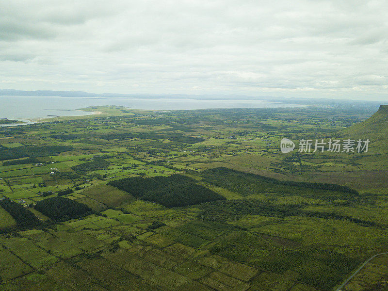 爱尔兰斯莱戈公司本布尔本山脉的高架景观。