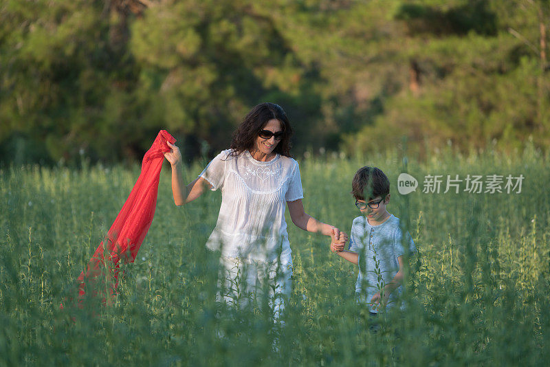 妈妈和男孩在操场上玩得很开心