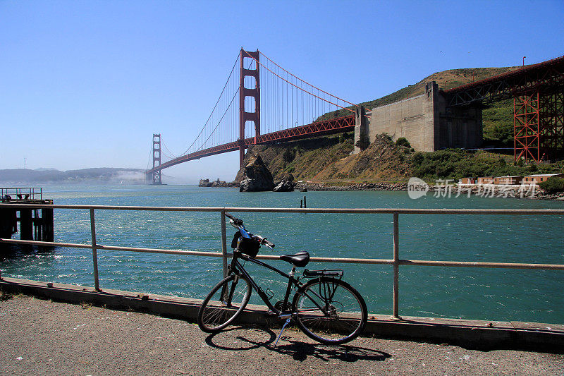 自行车停在金门大桥旁，旧金山，加利福尼亚，美国
