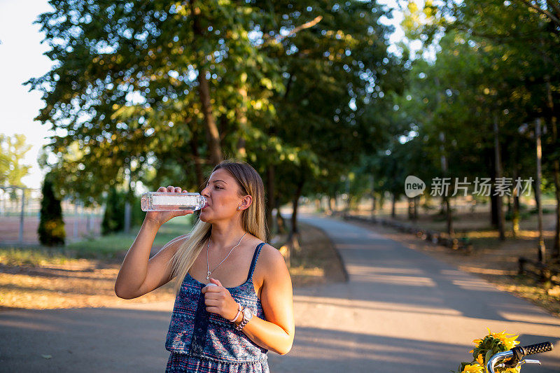 年轻女子喝水