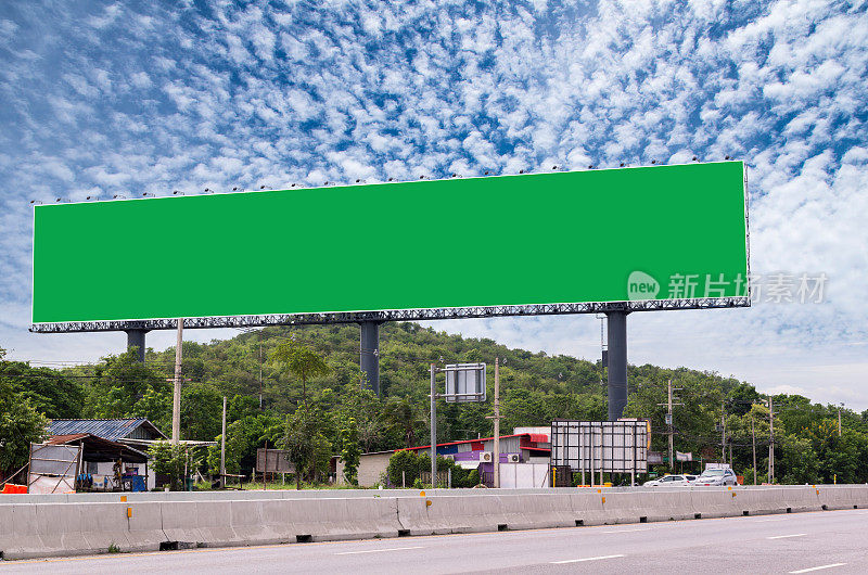 空白广告牌为新广告在蓝天下的道路旁，广告理念