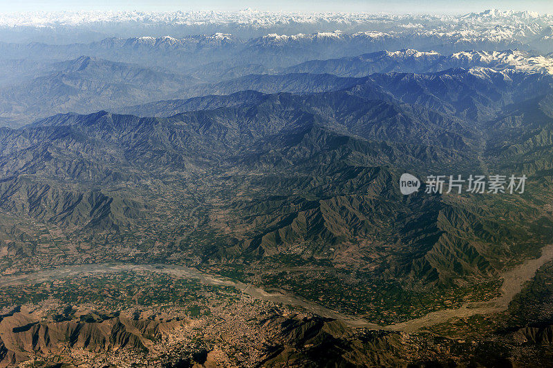 从空中俯瞰蒙戈尔市和斯瓦特山谷，巴基斯坦，中亚