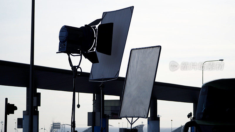 大LED聚光灯和三脚架设备的视频或电影制作