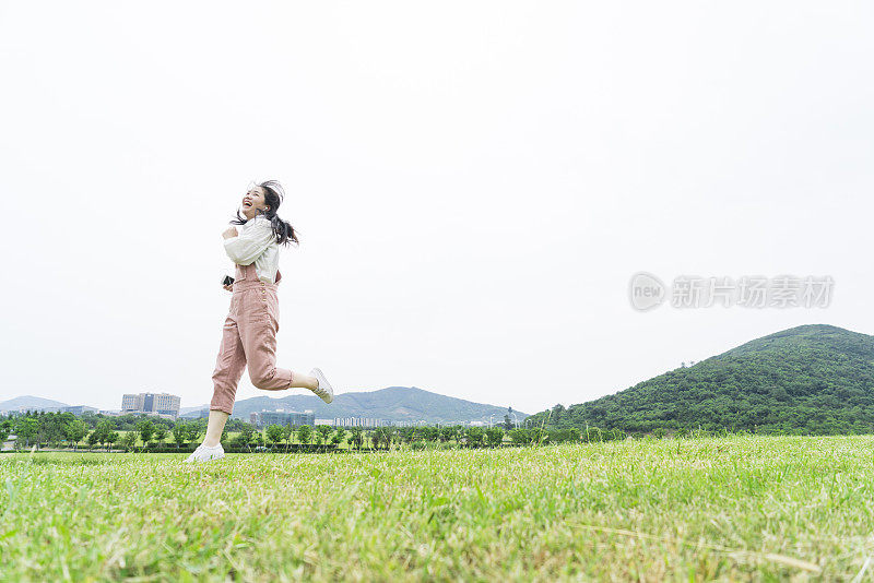 快乐的女人在田野里奔跑