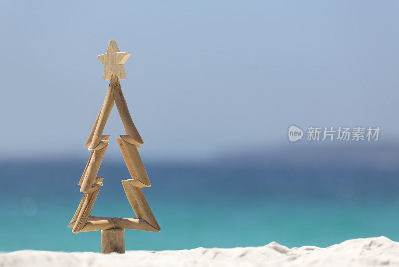在沙滩上木材圣诞树