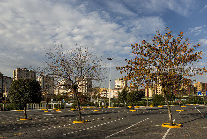 土耳其伊斯坦布尔，安纳托利亚一侧的空停车场