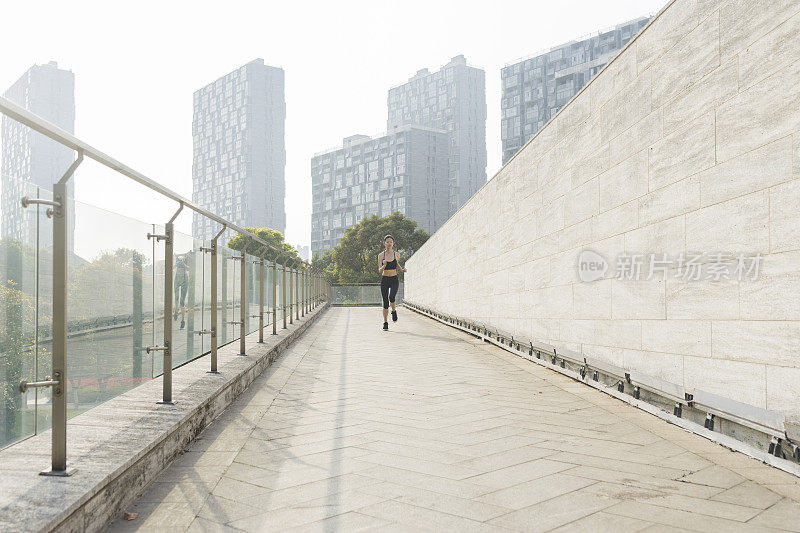 女人在城市里奔跑