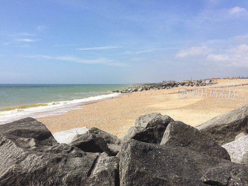 蓝天映衬下的海滩岩石景观