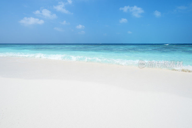 沙滩和海浪复制空间场景