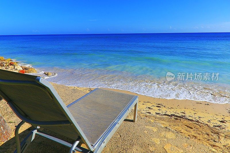 海滩椅和水平线-蒙特哥湾-牙买加，加勒比