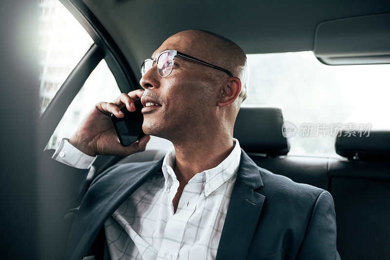商人坐在车里用手机聊天