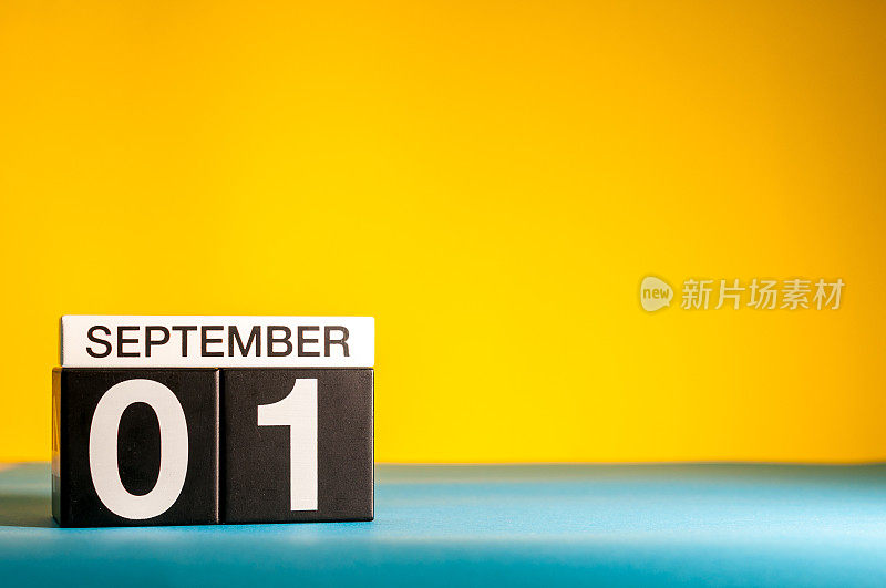 9月1日。月的第一天，回到学校的概念。日历以教师工作场所黄色为背景。秋天的时间。文本空白